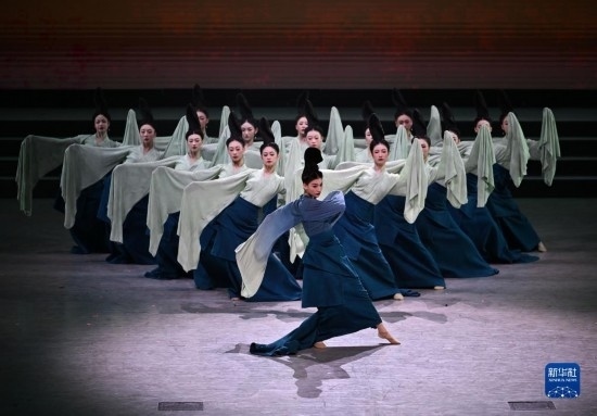 7月29日，演員在聯(lián)歡會現(xiàn)場表演《只此青綠》。新華社記者 蔡湘鑫 攝