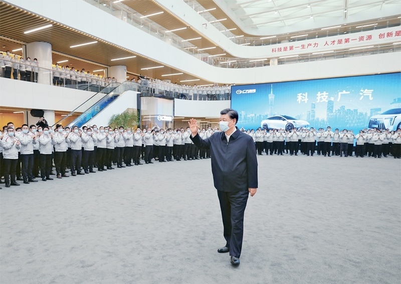 2023年4月10日至13日，中共中央總書記、國家主席、中央軍委主席習(xí)近平在廣東考察。這是12日下午，習(xí)近平在廣汽研究院向職工們揮手致意。 新華社記者 鞠鵬/攝