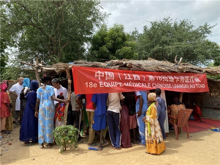 圖為草棚下的就診患者。中國駐乍得醫(yī)療隊供圖