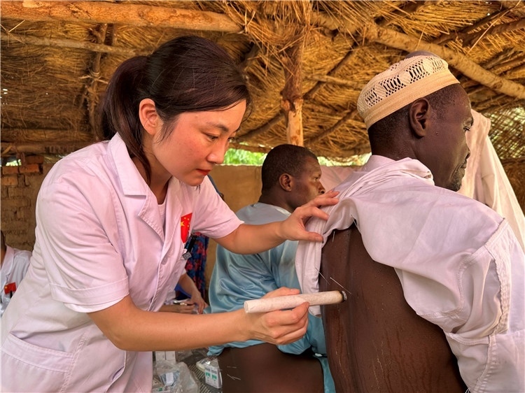 圖為吉安市中心人民醫(yī)院中醫(yī)科副主任醫(yī)師王李妮為患者進行針灸治療。中國駐乍得醫(yī)療隊提供