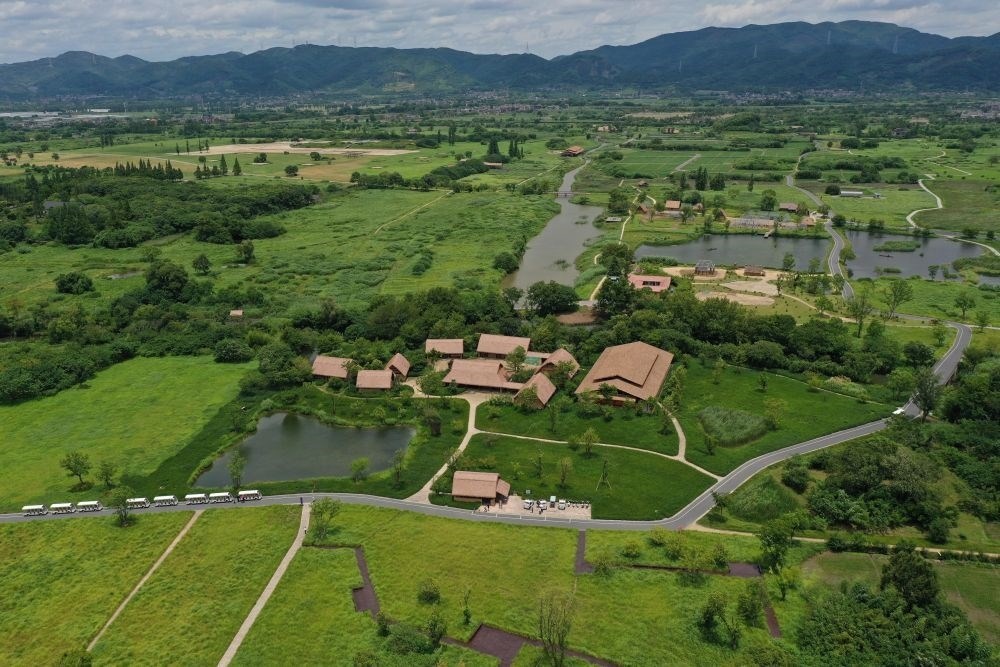 這是在浙江省杭州市余杭區(qū)拍攝的良渚古城遺址公園（2022年7月6日攝，無人機(jī)照片）。新華社記者 黃宗治 攝