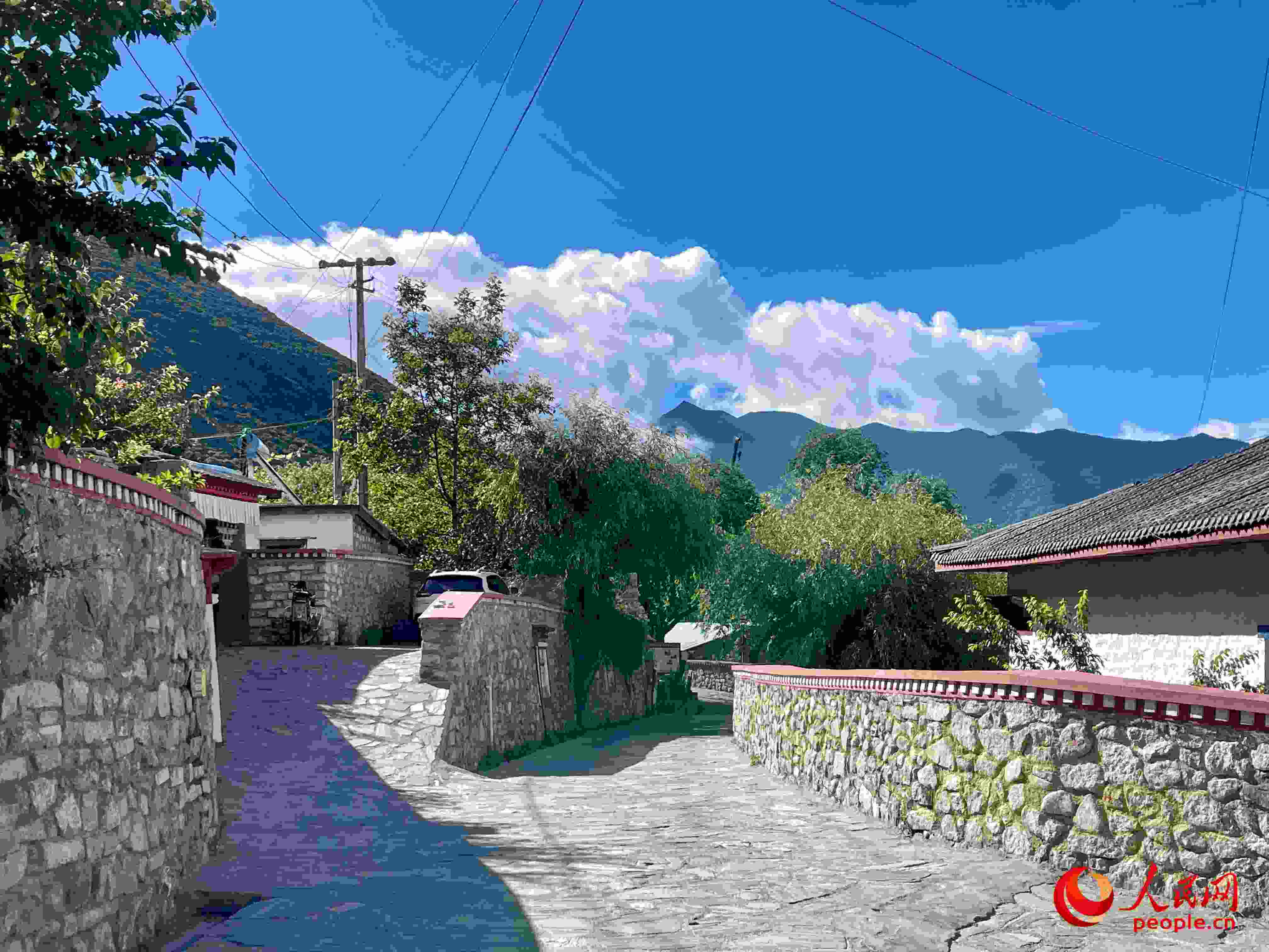 嘎拉村的村貌。人民網(wǎng) 周靜圓攝