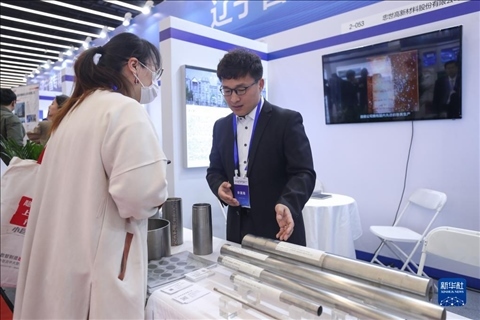 4月8日，參展商在2023中國(guó)中小企業(yè)發(fā)展大會(huì)“專精特新”中小企業(yè)展覽會(huì)上向觀眾介紹產(chǎn)品。新華社記者 龍雷 攝