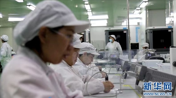 工人在大連達(dá)利凱普科技股份公司生產(chǎn)車間工作。新華網(wǎng)發(fā)