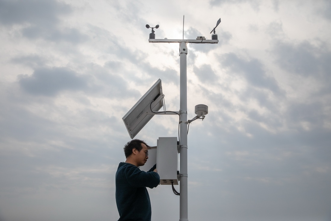 在北大荒集團閆家崗農(nóng)場有限公司農(nóng)業(yè)現(xiàn)代化示范區(qū)，工作人員在調試氣象設備（4月27日攝）。新華社記者 張濤 攝