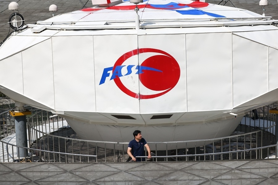 2022年8月25日，F(xiàn)AST運(yùn)行和發(fā)展中心常務(wù)副主任、總工程師姜鵬在饋源艙前（維護(hù)保養(yǎng)期間拍攝）。新華社記者 歐東衢 攝