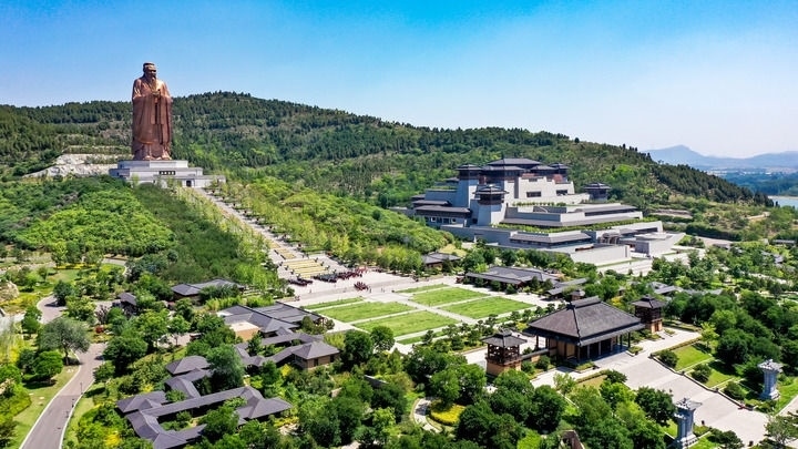 這是2023年6月8日拍攝的山東省曲阜市尼山圣境（無(wú)人機(jī)照片）。新華社記者 郭緒雷 攝