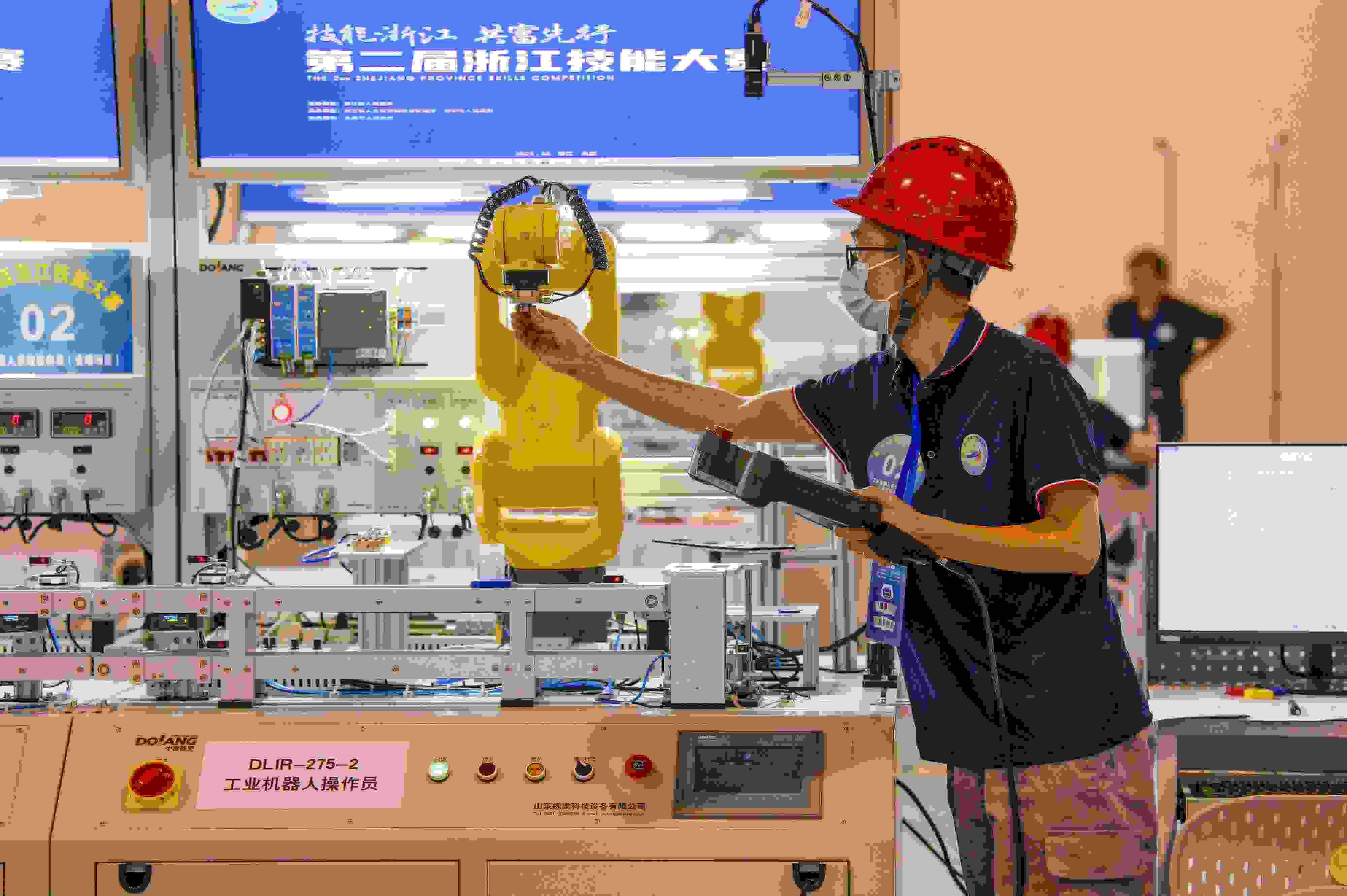 2023年6月19日，第二屆浙江技能大賽在永康市國際會展中心舉行。參賽選手在進(jìn)行工業(yè)機器人系統(tǒng)操作員項目比賽。