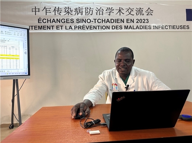 圖為中乍友誼醫(yī)院兒科護(hù)士長(zhǎng)穆罕默德·阿米勒·阿里授課。中國(guó)援乍得醫(yī)療隊(duì)供圖