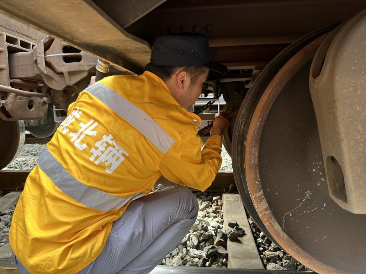 劉偉在進行列車檢查工作。人民網(wǎng) 王紹紹攝