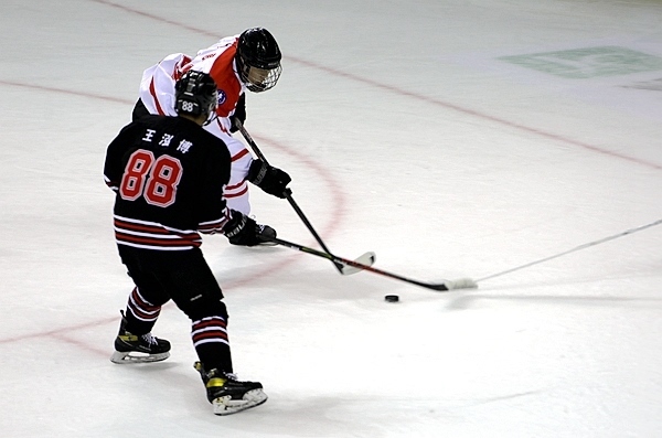 陜西隊(duì)球員馬思成與黑龍江隊(duì)球員王泓博爭(zhēng)搶。人民網(wǎng)記者 胡雪蓉?cái)z