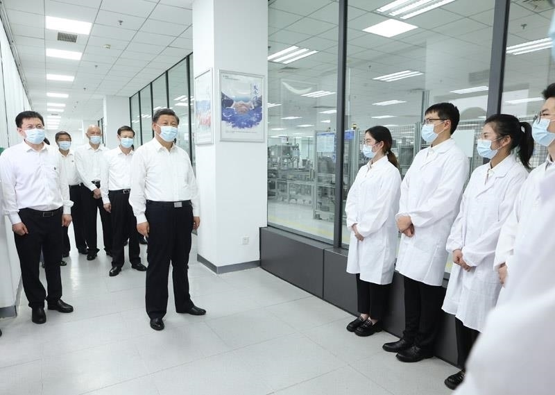 2023年7月6日，習(xí)近平總書記在江蘇南京市考察南瑞集團有限公司，同年輕研發(fā)人員親切交流。