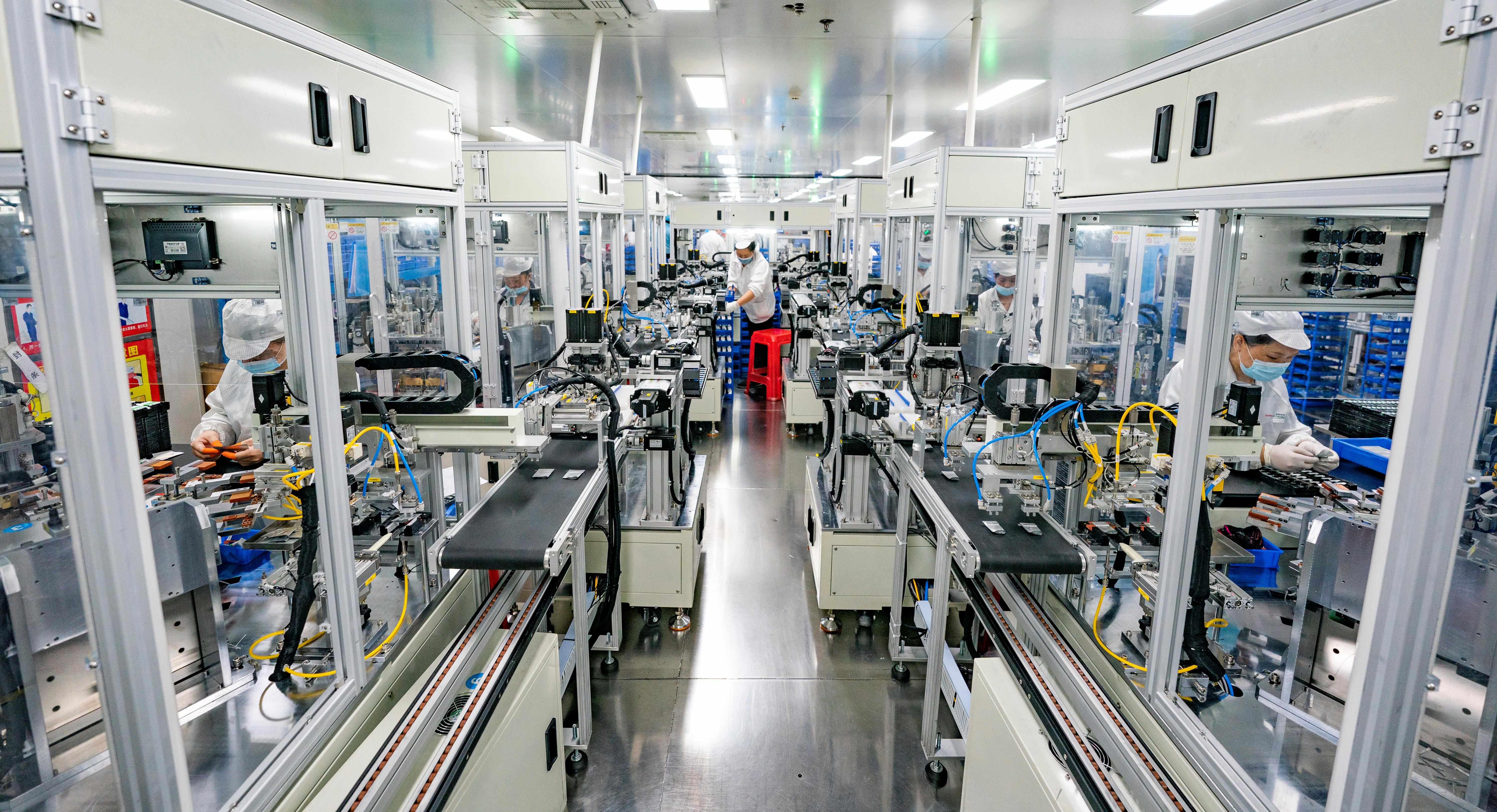 2023年5月17日，江西新余一家電子公司生產(chǎn)車間內(nèi)，技術(shù)工人在鋰電池生產(chǎn)線忙于趕制訂單產(chǎn)品。