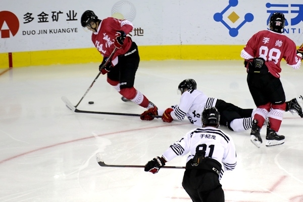 重慶隊(duì)球員與內(nèi)蒙古球員拼搶。人民網(wǎng)記者 胡雪蓉?cái)z