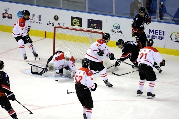 門前混戰(zhàn)。人民網(wǎng)記者 胡雪蓉?cái)z