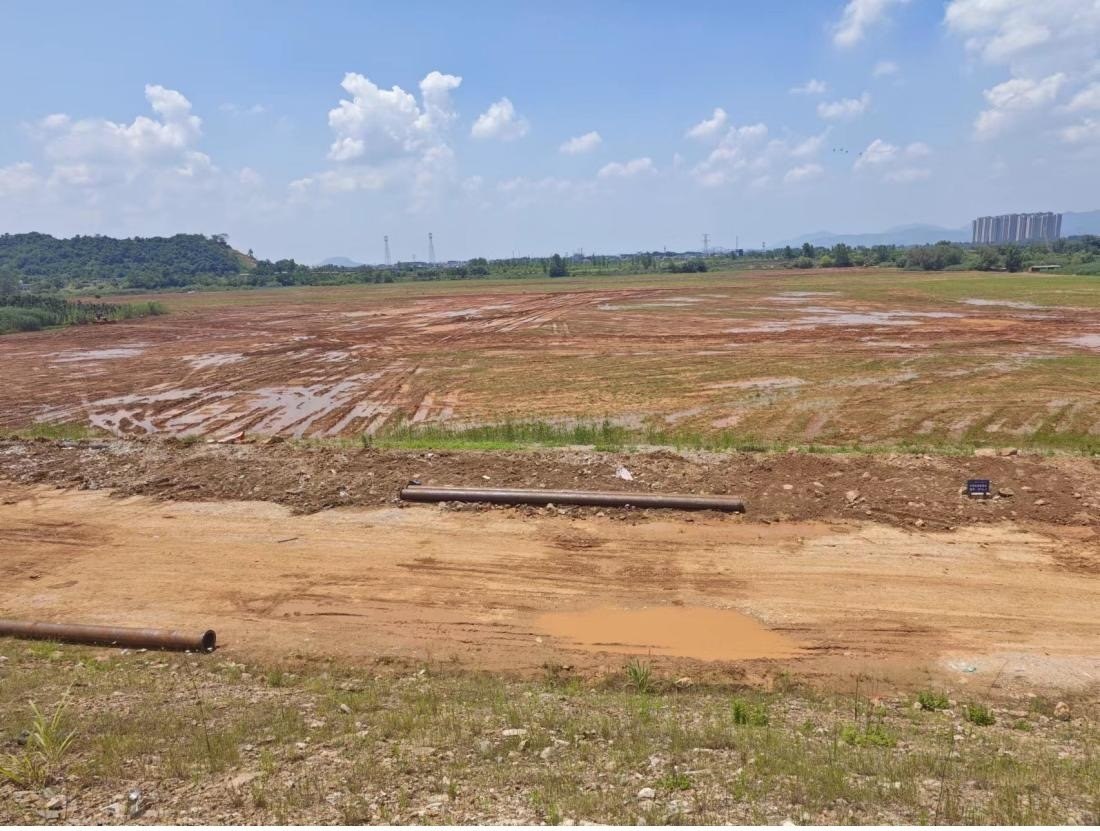 污染控制工程區(qū)域土地已被平整。 人民網(wǎng)記者 黃鈺攝