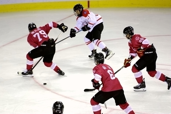 重慶隊(duì)球員常久遠(yuǎn)(左)與陜西隊(duì)球員呂知宜拼搶。人民網(wǎng)記者 胡雪蓉?cái)z