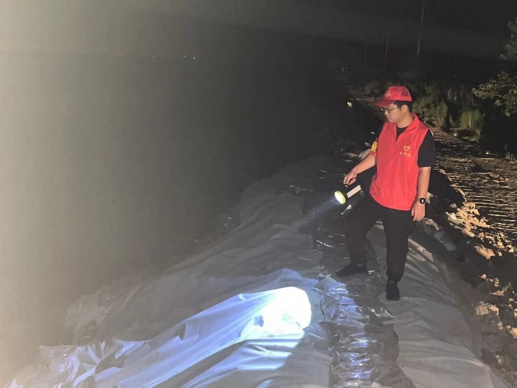 太平鎮(zhèn)干部晚上巡查南小埝。（采訪對(duì)象供圖）