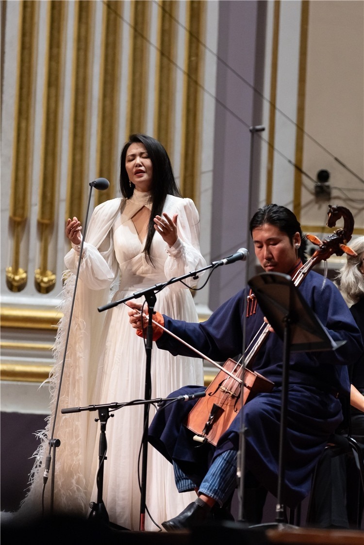 圖片說(shuō)明： 8月5日，2023愛(ài)丁堡國(guó)際藝術(shù)節(jié)開(kāi)幕式音樂(lè)會(huì)《慈悲頌》的演出現(xiàn)場(chǎng)。藝術(shù)節(jié)組委會(huì)供圖