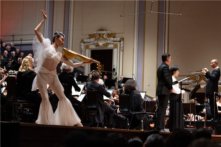 圖8月5日，2023愛(ài)丁堡國(guó)際藝術(shù)節(jié)開(kāi)幕式音樂(lè)會(huì)《慈悲頌》的演出現(xiàn)場(chǎng)。藝術(shù)節(jié)組委會(huì)供圖