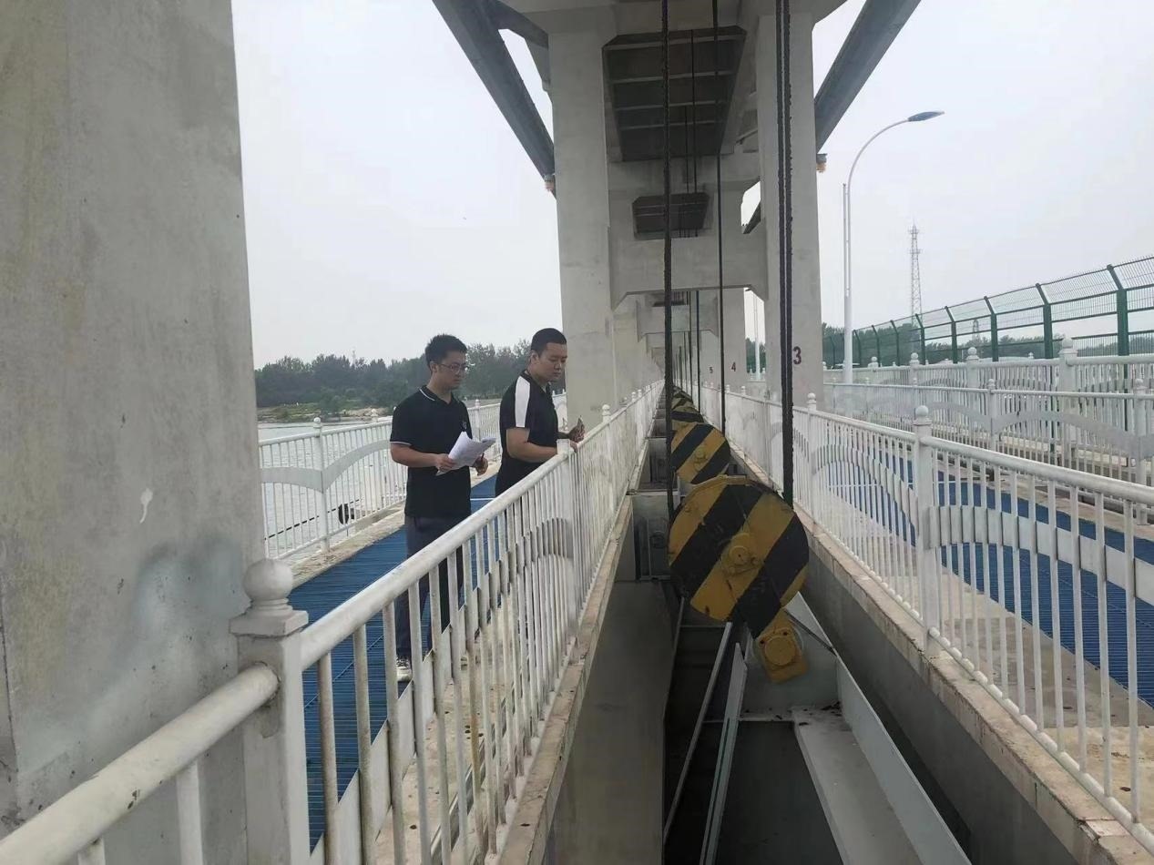 海委海河下游管理局獨流減河進洪閘管理處工作人員檢查水閘閘門啟閉機。受訪者供圖