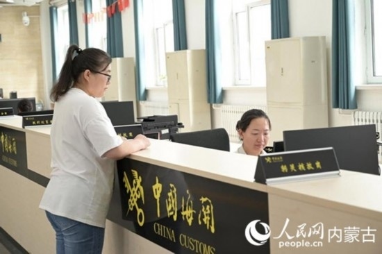 代理報(bào)關(guān)企業(yè)正在滿洲里車站海關(guān)綜合服務(wù)大廳辦理業(yè)務(wù)。人民網(wǎng) 寇雅楠攝