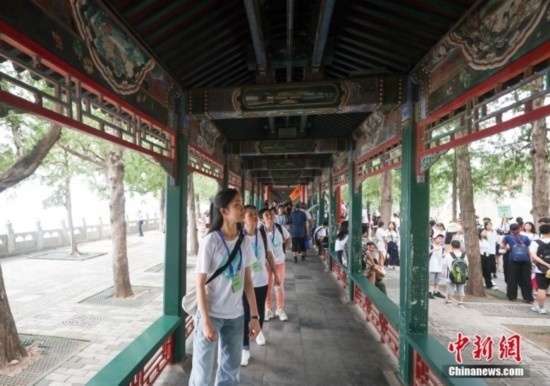 圖為學(xué)員們游覽長廊。<a target='_blank' href='/'><p align=