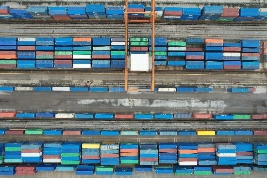 在廣州東部公鐵聯(lián)運樞紐（增城西站），工作人員在進行集裝箱轉運工作。廣州交通投資集團有限公司供圖