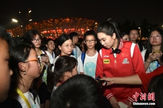 圖為小學(xué)員向李曉霞分享自己運(yùn)動經(jīng)歷。<a target='_blank' href='/' ><p align=