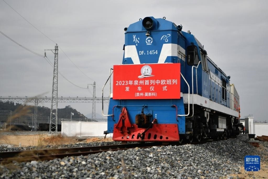 2月3日，中歐班列駛出興泉鐵路黃塘站。當(dāng)日，滿載著55個(gè)集裝箱的中歐班列，從位于福建泉州惠安縣的興泉鐵路黃塘站駛出。這是泉州今年開出的首趟中歐班列，也是興泉鐵路開通后的首趟泉州中歐班列。據(jù)了解，此次班列裝載產(chǎn)品主要來自泉州進(jìn)出口企業(yè)，貨重601.4噸，貨值約262.5萬美元。新華社記者 魏培全 攝