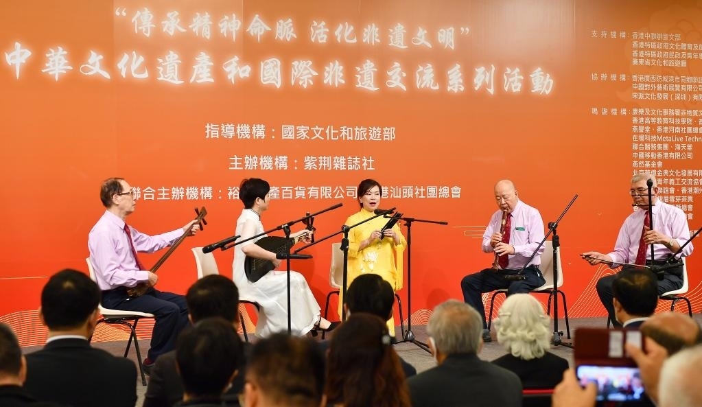 2022年11月23日，演員在“傳承精神命脈 活化非遺文明”中華文化遺產(chǎn)和國(guó)際非遺交流系列活動(dòng)開幕式上表演非遺項(xiàng)目南音《滿空飛》。新華社記者 陳鐸 攝