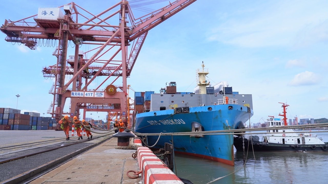 7月22日上午，“絲路海運”電商快線“海豐蛇口”輪停靠廈門海天碼頭12號泊位裝卸集裝箱貨物。人民網(wǎng)記者 蘭志飛攝
