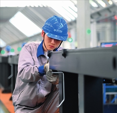 工人在海天國(guó)際控股有限公司海天大港生產(chǎn)基地作業(yè)（2023年2月1日攝）。黃宗治攝/本刊