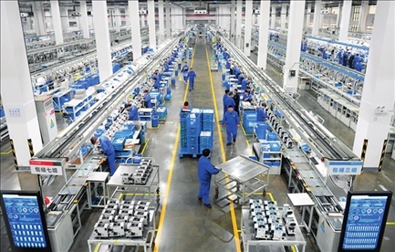 在位于浙江省臺(tái)州市的杰克科技股份有限公司，工作人員在裝配車間裝配縫紉機(jī)（2023年3月23日攝）。翁忻旸攝/本刊