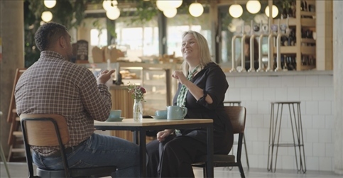 凱茜·瑪格與手語(yǔ)教學(xué)者交流。帕特里克·謝德-西蒙茲攝