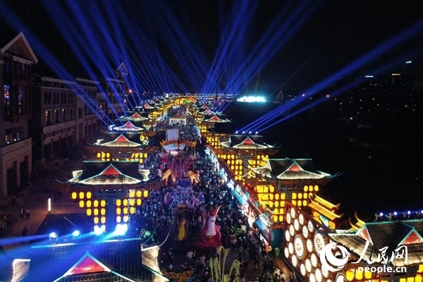 廣西南寧市良慶區(qū)的“南寧之夜”街區(qū)燈火璀璨。人民網(wǎng) 王勇攝