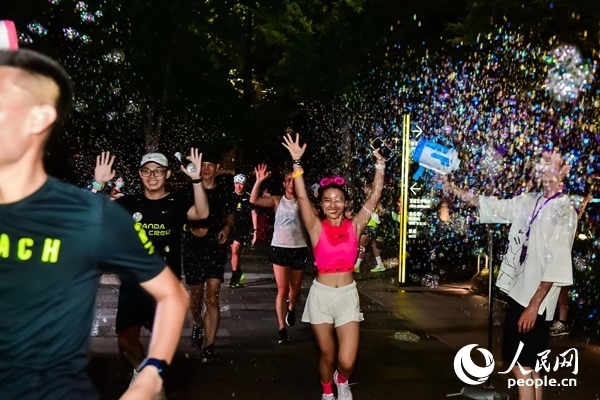 運動愛好者參加上海外灘楓徑NIKE熒光跑。圖片由BFC外灘金融中心提供