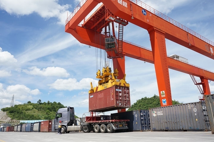 在貴陽(yáng)國(guó)際陸港，正在作業(yè)的龍門(mén)吊。貴陽(yáng)綜保區(qū)供圖