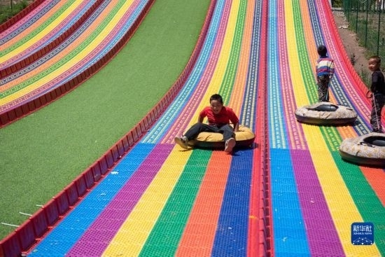 8月12日，小朋友在寧夏固原市涇源縣大灣鄉(xiāng)楊嶺村玩耍。新華社記者 李旭倫 攝