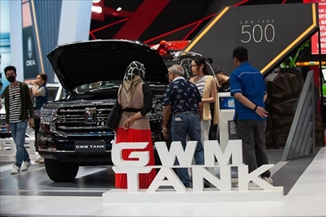 印尼消費(fèi)者參觀長(zhǎng)城汽車的展臺(tái)。趙猛 攝