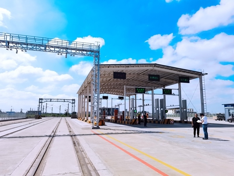 中歐班列（沈陽）集結(jié)中心貨運通道。人民網(wǎng)記者 栗翹楚攝