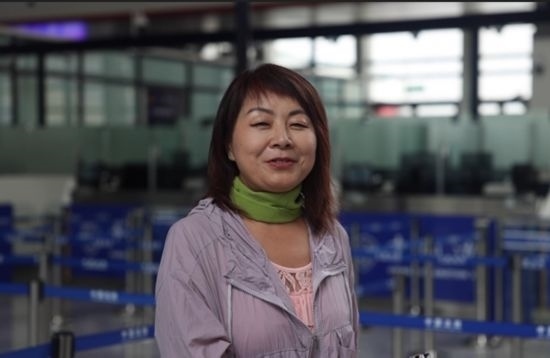 7月22日，曾經(jīng)在老撾瑯勃拉邦工作過(guò)3年的加拿大華僑孫月玲乘坐中老鐵路國(guó)際旅客列車從中國(guó)出境。衛(wèi)海林 攝