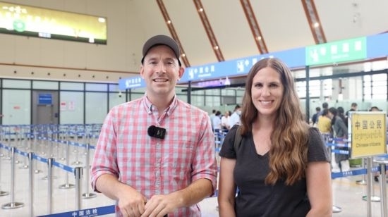 6月13日，來(lái)自美國(guó)的德拉古（Dragoo）夫婦將首次乘坐中老鐵路國(guó)際旅客列車從中國(guó)出境。李揚(yáng) 攝