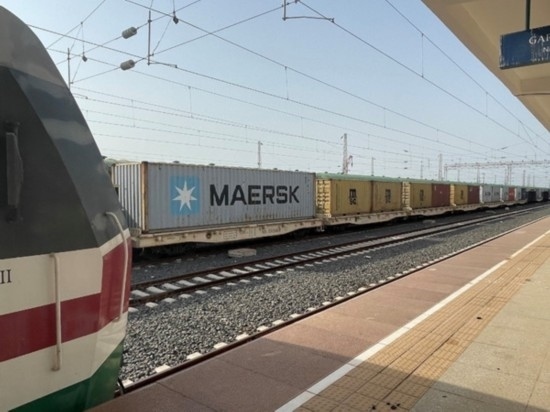 亞吉鐵路吉布提那噶德車(chē)站的貨運(yùn)車(chē)廂。人民網(wǎng)記者 趙艷紅攝