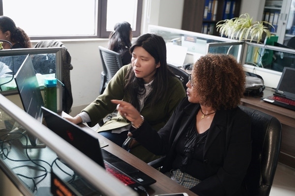 梅德哈妮（右）與中國同事討論設(shè)計方案。受訪對象供圖