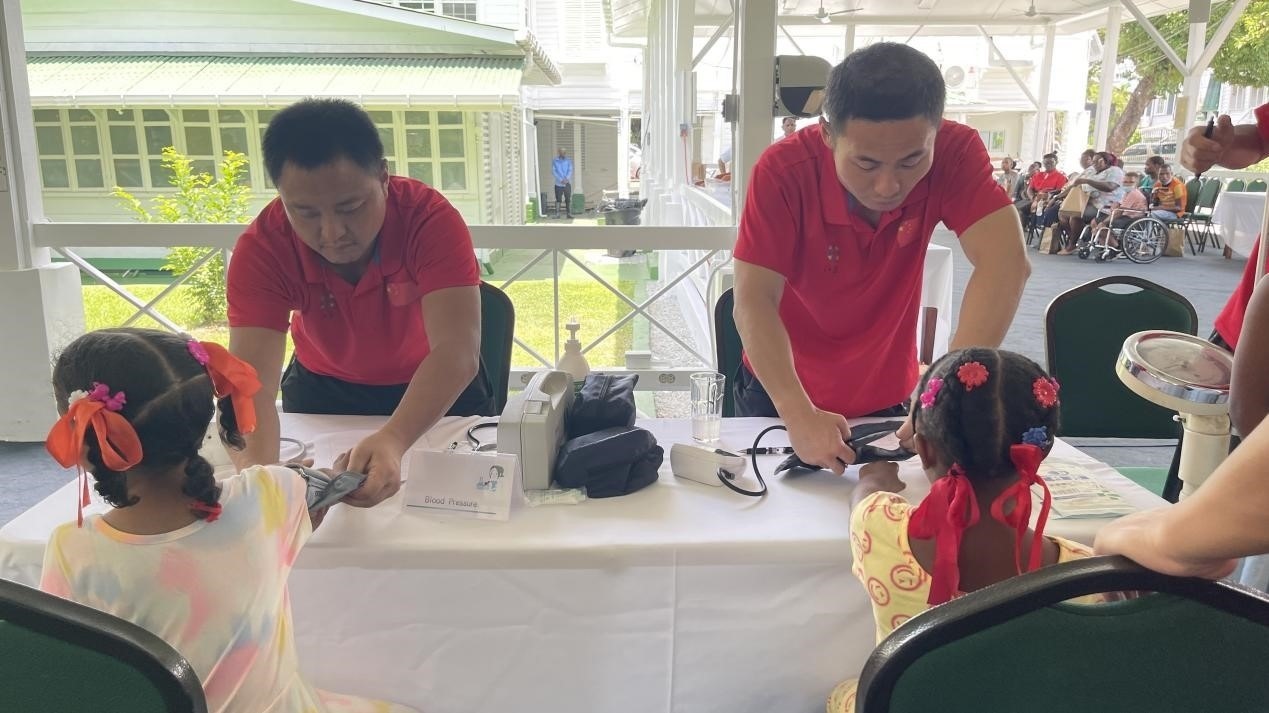醫(yī)療隊員為福利院兒童進行檢查。第18期援圭亞那醫(yī)療隊供圖