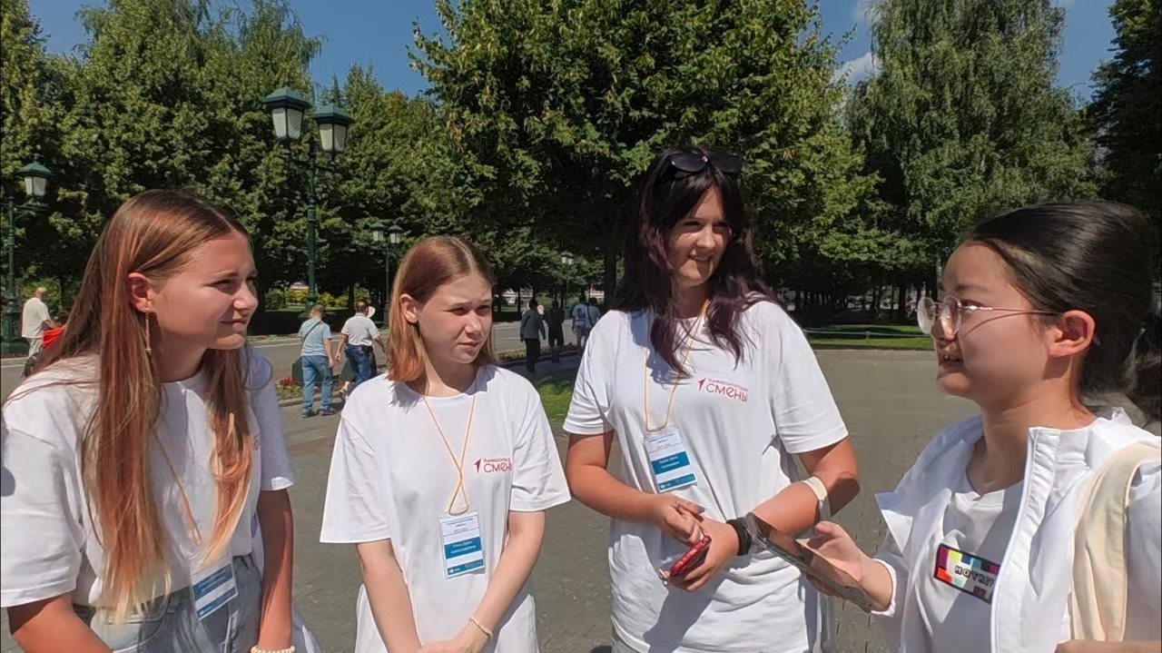 調(diào)研團(tuán)在街頭采訪。北京外國(guó)語(yǔ)大學(xué)供圖