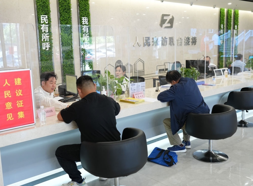 在杭州市余杭區(qū)社會治理中心，工作人員在接待前來上訪的群眾（5月25日攝）。新華社記者 翁忻旸 攝