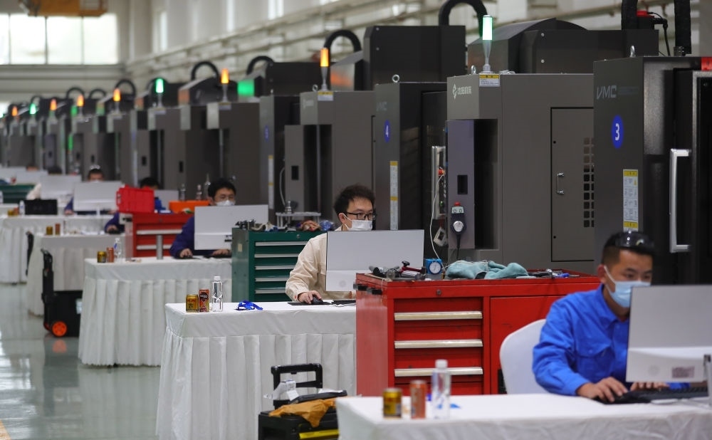 參賽選手在在2022“一帶一路”暨金磚國家技能發(fā)展與技術(shù)創(chuàng)新之“通用技術(shù)杯”數(shù)控多軸加工大賽中比拼（2022年11月10日攝）。新華社記者 楊青 攝