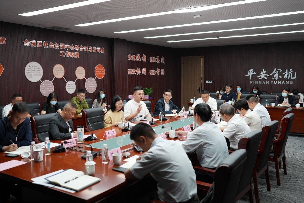 浙江省信訪局領(lǐng)導(dǎo)和相關(guān)領(lǐng)導(dǎo)組成的下訪團在杭州市余杭區(qū)社會治理中心接受群眾上訪（5月25日攝）。新華社記者 翁忻旸 攝